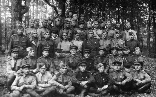 4.Солдаты и офицеры 179-й отдельной танковой бригады, фото 1943 г. (Змиевской краеведческий музей).